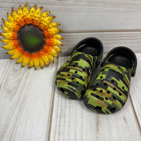 boys classic crocs digi camo sandals 9C - Picture 1 of 4